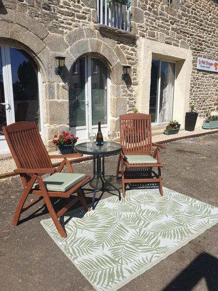 Le Petit Dragon Bed & Breakfast Plumaudan Bagian luar foto