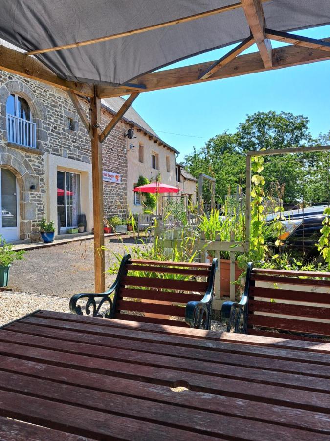Le Petit Dragon Bed & Breakfast Plumaudan Bagian luar foto